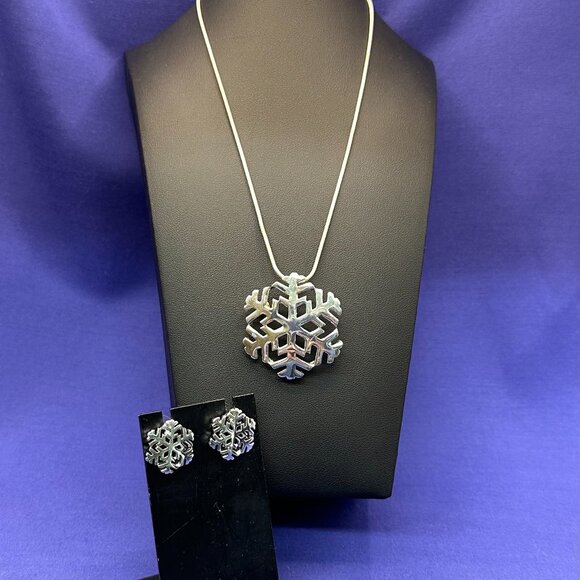 Christmas Silver-Tone Snowflake Pendant/Brooch & Matching Post Earrings - Picture 6 of 12
